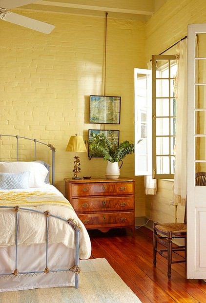 Желтые стены в интерьере спальни