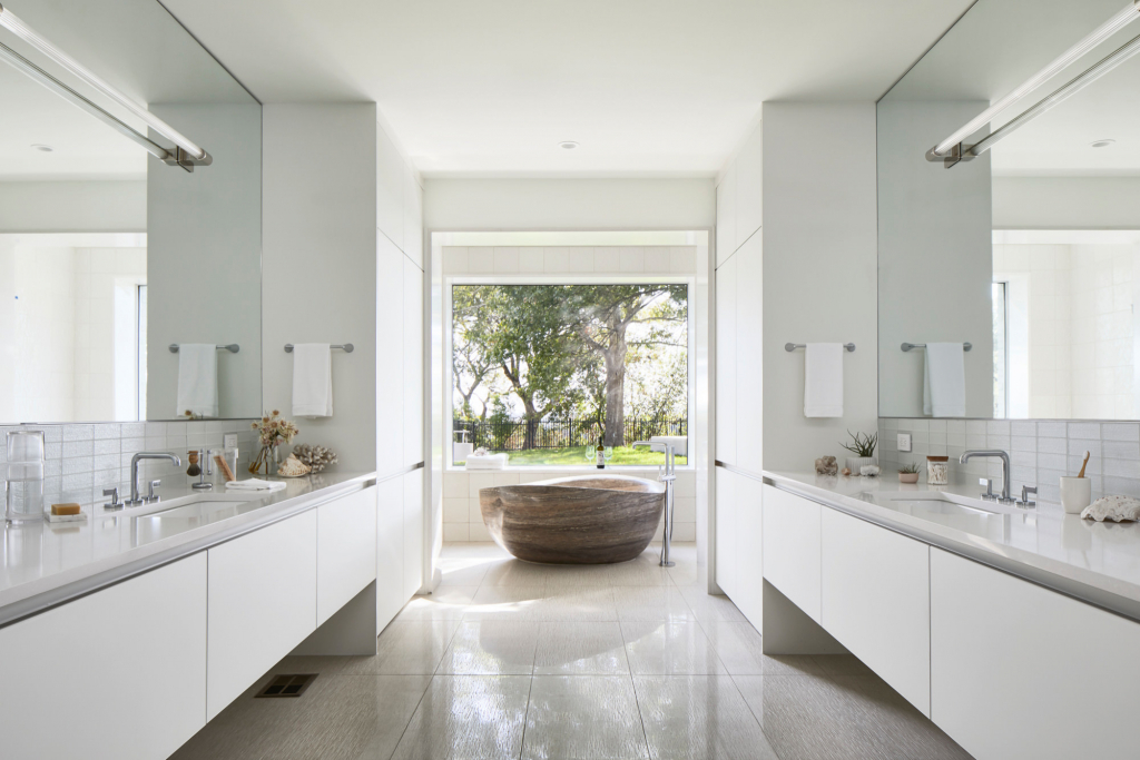 Как белый цвет может украсить интерьер ванной комнаты
