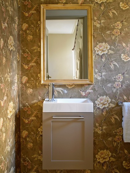 Цветочный принт на стенах в ванной