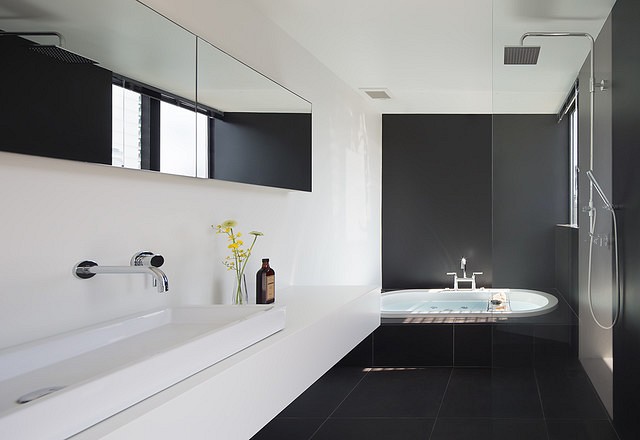 Как создать стильный интерьер ванной в черно-белой гамме