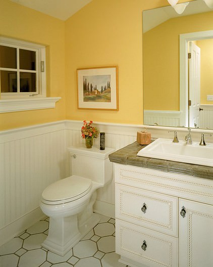 Желтые стены в ванной комнате