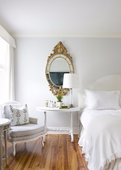 Сочетание белого цвета и натурального дерева в интерьере спальни