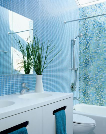 Як використовувати синьо-блакитні відтінки в інтер'єрі ванної кімнати