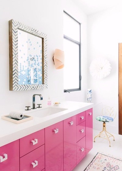 Как оформить интерьер ванной комнаты с помощью ярких цветов