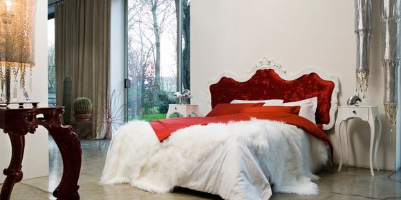 Голова ліжка з різьбленого дерева