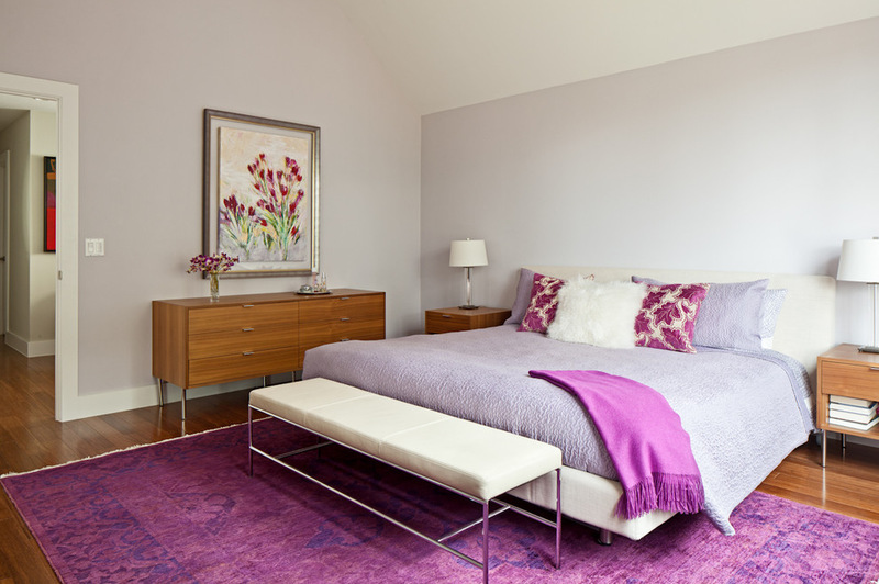 Фіолетовий колір в інтер'єрі спальні