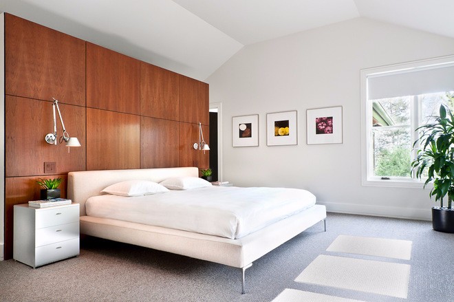 Поєднання білого кольору та натурального дерева в інтер'єрі спальні