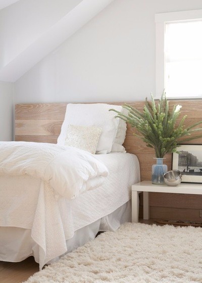 Сочетание белого цвета и натурального дерева в интерьере спальни