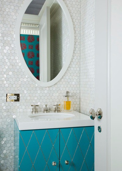 Как оформить интерьер ванной комнаты с помощью ярких цветов
