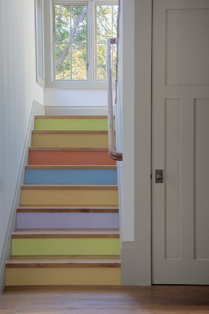 Пофарбувати сходинки різними кольорами
