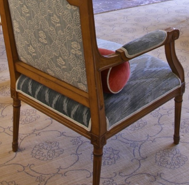 Винтажное кресло с обивкой