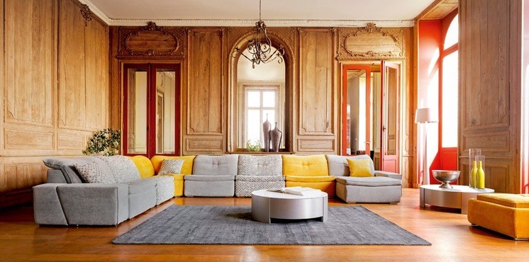 Серо-желтый диван в интерьере