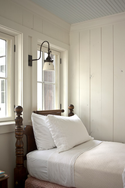Білі дерев'яні планки в стику в спальні