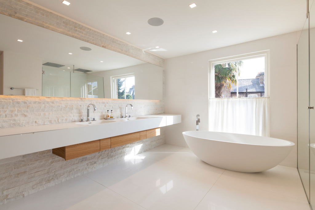 Як білий колір може прикрасити інтер'єр ванної кімнати