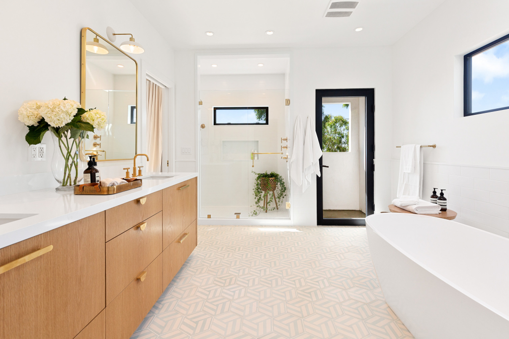 Як білий колір може прикрасити інтер'єр ванної кімнати