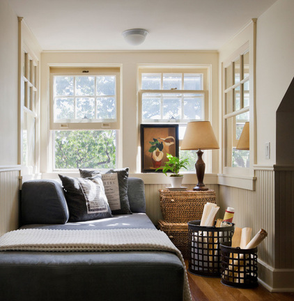 широкий, простий диван нейтрального сірого відтінку