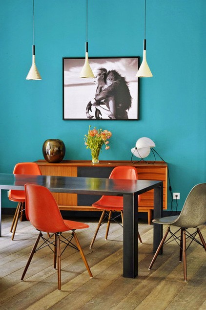 Интерьер столовой с насыщенным голубым цветом