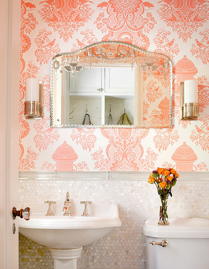 Різьблене дзеркало в туалеті